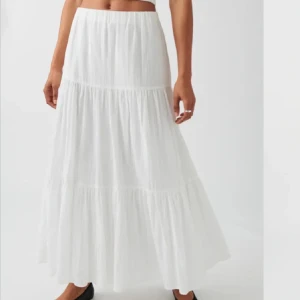 Vit lång kjol - Köpt second hand här på Plick för 250kr men den passade inte mig så säljer vidare. Går bra att köpa med köp nu :) Om man vill betala med Swish skickar jag med Postnord. Dm om du har några frågor eller vill ha fler bilder!