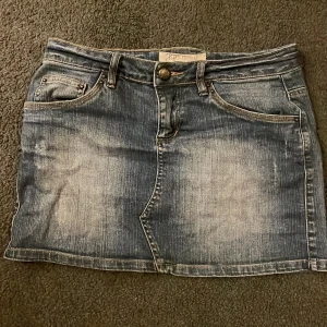 Jeanskjol  - säljer en jeanskjol som inte används längre. Midjemåttet är 80 cm och längden 34, har inte använt den jättemycket så den är i fint skick💕
