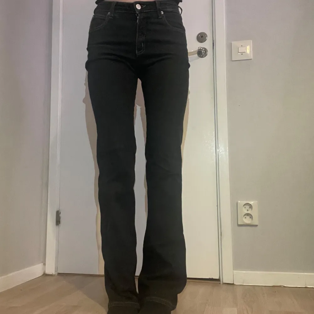 Säljer dessa Armani jeans som inte kommer till användning längre. Uträttade svarta. Jeans & Byxor.