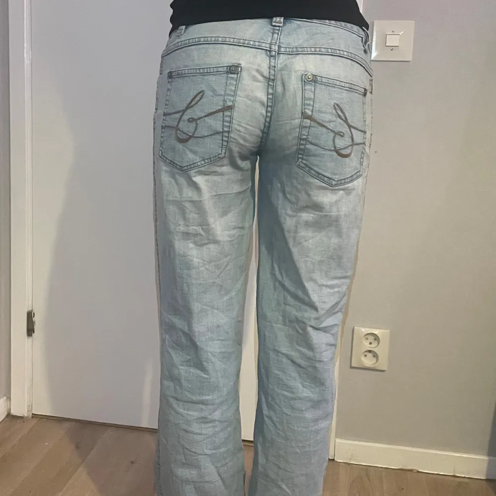 Säljer dessa jeans som är för stora för mig. Står ingen storlek i men skulle säga M/S. Står inte heller vart de är ifrån. Jeans & Byxor.