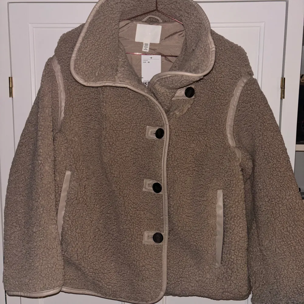 Mysig beige teddyjacka från H&M i storlek XS. Den är helt ny och lappen är kvar, slutsåld på hemsidan. Bilderna är tagna i mörker därav ser färgen annorlunda ut. Pris kan diskuteras💕🧥✨. Takit.