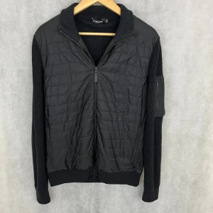 J.lindeberg cardigan - Säljer nu min j.lindeberg cardigan då den inte används, den är i topp skick. Knappt använd, defektfri och riktigt skön nu på hösten. DM mig vid frågor