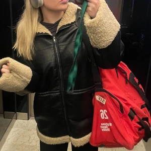 Svart skinnjacka med beige Teddy detalj  - Säljer min fina skinnjacka med beige Teddy detaljer från Neo Noir! En perfekt jacka nu när det börjar bli kyligare ute då den är fodrat med Teddy även på insidan🤩 Jackan är sparsamt använd och i princip som ny. Ursprungspriset för jackan var 2199kr, men jag säljer den nu för 1000! Ett riktigt kap🙏🏻🙋🏼‍♀️ Köparen står för frakten som tillkommer, kan även mötas vid närliggande förbindelser till Kungsholmen!🥰