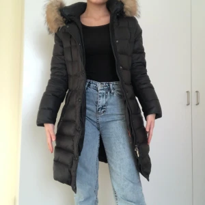 Hollies jacka Tiffany - Superfin hollies jacka i modellen Tiffany. Har en avtagbar päls i extremt bra skick! Inga fel förutom att ena metall delen på fickans dragkedja fattas men det går fortfarande att dra utan några problem alls. Har fler bilder så det är bra att fråga! ❤️