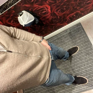 Blåa jeans i en schyst färg - Säljer ett par snygga ljusblå jeans från märket Lee i storlek W32 L32. Perfekta för vardagsbruk, de är både stilrena och bekväma. Jeansen har en WEST passform och är lätta att matcha med olika toppar och skor. Ett måste för dig som uppskattar en par sköna jeans helt enkelt!