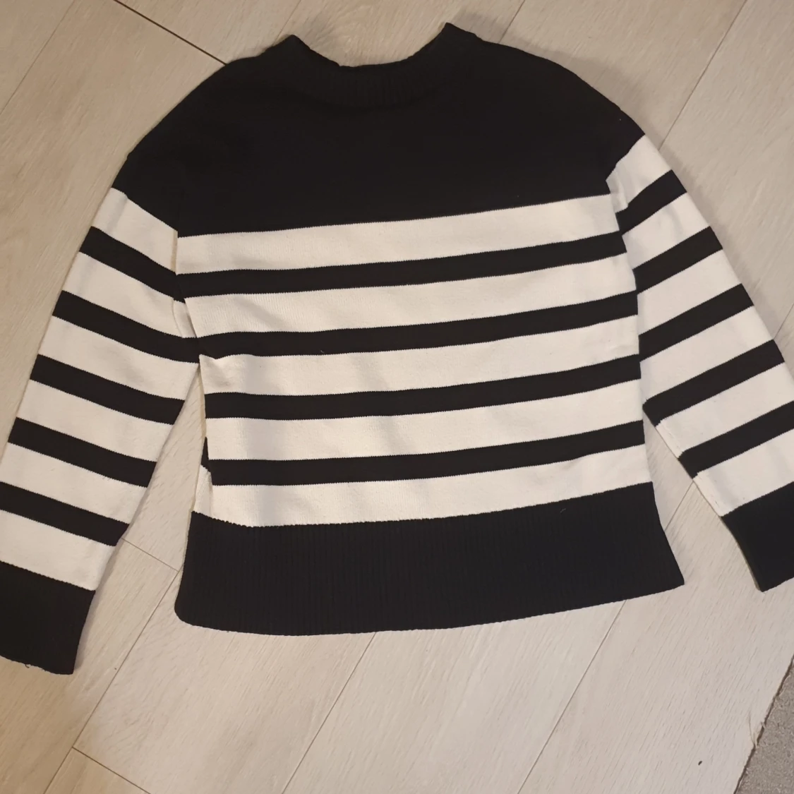 Svart och vit randig tröja från Gina Tricot - 92