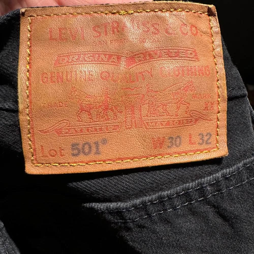 Svarta Levis 501 jeans W30 L32 finns ett litet hål på vänster bakficka (se bild). Nypris 1100. Jeans & Byxor.