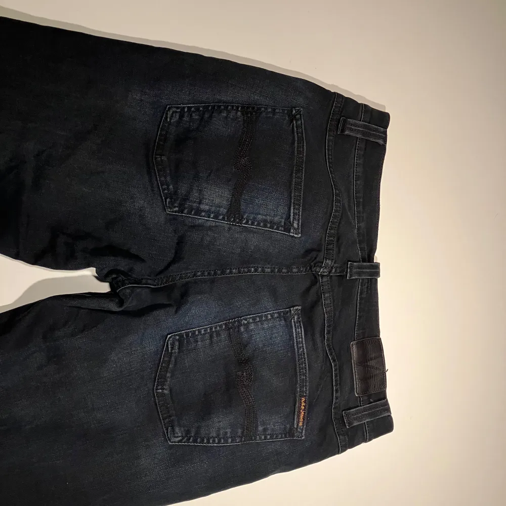 Ett par snygga jeans i en väldigt mörkblå färg med snygg fade. Modellen heter lean dean och storleken är W33 L32. Fråga om det något som undras!. Jeans & Byxor.