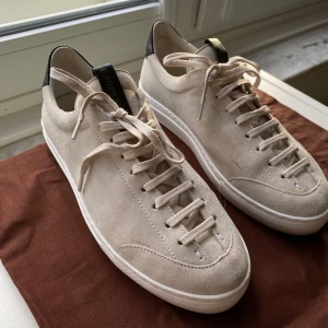 By Malene Birger mocka sneakers i utmärkt skick - Använd endast 2 gånger, i superfin skick. Materialet är äkta mocka. Original förpackning medföljer. Strl 40 men passar 39 okcså. Slutsåld modell, nyrpis 1999 danska kr/ ca 3200 svenska kr. Kan skicka fler bilder. 