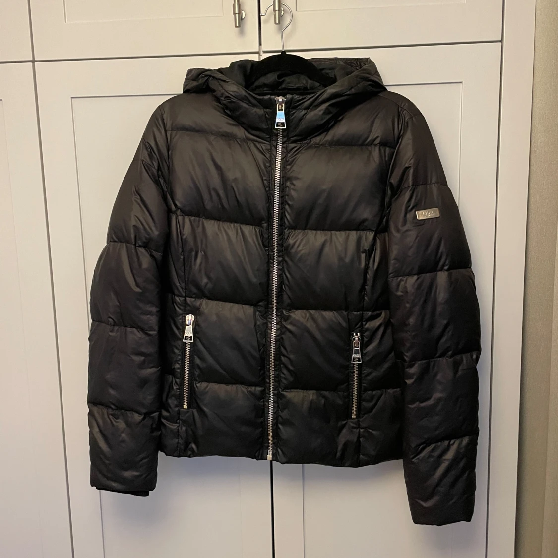 Svart pufferjacka med huva