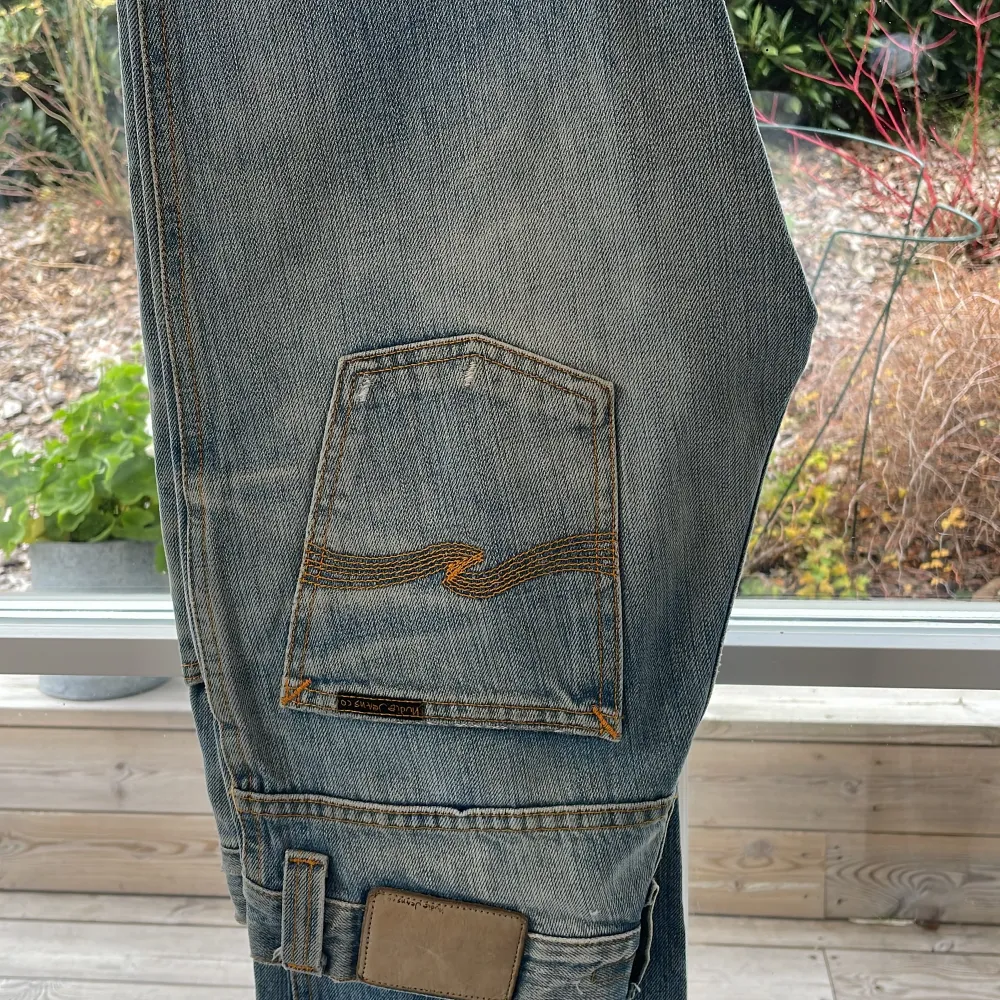 Säljer ett par snygga blå jeans i klassisk stil. De har en normal passform och är perfekta för vardagsbruk. Jeansen har en traditionell femficksdesign och är i bra skick. Perfekta för både höst och vår! Storlek 28/32 ny pris 1499kr skick 10/10 aldrig använda . Jeans & Byxor.