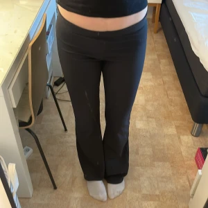 Flare byxa - Flare byxa ifrån lager 157, storlek M, super bra skick, nästan aldrig använda, säljer för att de inte används.