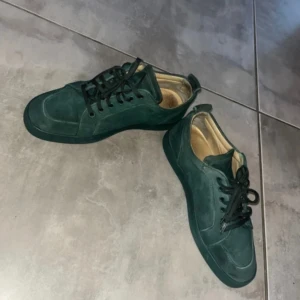 Christian Louboutins - Gröna Christian Louboutins med påse och allt tillbehör.  Storlek: 40,5 Nypris: 9200kr Vårt pris: 2549kr