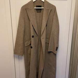 Säljer en beige kappa från Massimo Dutti i mycket bra skick. Köpt förra året för 4000 kr, och sparsamt använd. 