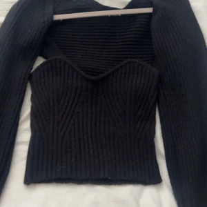 Stickat sett🍂 - Jätte gulligt stickat sett som passar jättebra till höst och som aldrig har blivit använt💗💗 s i båda delarna.