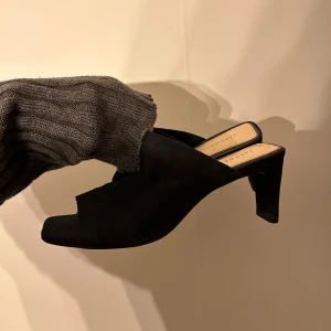 Mockaklackar  - Snygga mörkblå klackskor från Zara Woman i mocka. De har en öppen tå och en stilren design som passar perfekt för både fest och vardag. Klackarna är bekväma och ger en elegant touch till din outfit. 