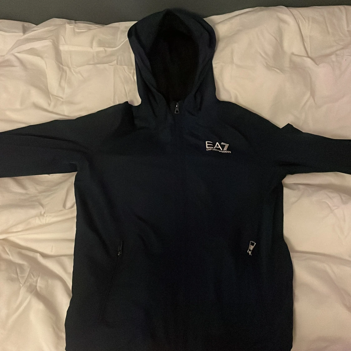 Mörkblå huvtröja från EA7