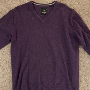 Merinoull tröja - Säljer en supermjuk lila ullrtröja från Marc o polo. Den har en snygg v-ringning och långa ärmar, perfekt för kyliga dagar. Tröjan är i mycket bra skick och passar både till vardags och fest. Ett måste i garderoben för den som älskar stil och komfort! 💜