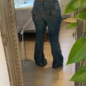 Storlek 28 Rise 13,5 cm Inseam 84 cm (lågmidjade) Midjan tvärs över 34 cm Omsydda till bootcut Jag är 157 och brukar ha 28/29 i jeans