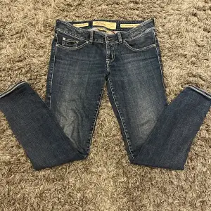 Tja! Säljer ett par stilrena Jacob Cohën jeans som har strl 31 i midjan och 32 i längden. Jeansen är i perfekt skick och har använts ett fåtal gånger. Nypris ca 5000 kr. Kontakta mig vid mista fråga🙌