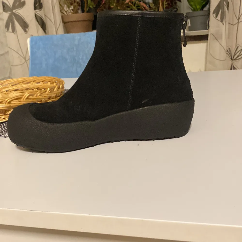 Snygga svarta boots från Bally i mycket bra skick. De har en dragkedja baktill för enkel på- och avtagning. Skorna är tillverkade i mocka och har en robust sula som ger bra grepp. Perfekta för höst och vinter!. Skor.