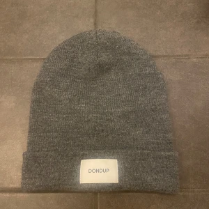 Dondup mössa one size - En jätte snygg dondup mössa i one size! Nypris 1299, skick helt ny. Använd 3 gånger. Bara att skriva ifall ni har frågor! 