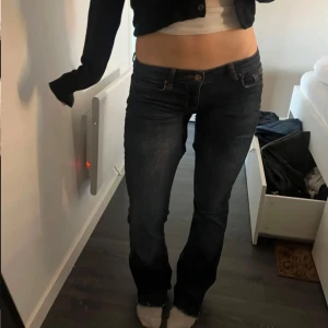 Lågmidjade jeans  - Säljer dessa super lågmidjade jeansen, De är omsydda till lågmidjat därför är inte sömnen helt perfekt. Bra längd på mig som är 160 cm!💓