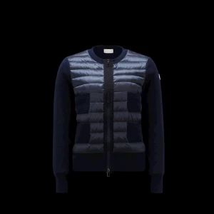Moncler cardigan  - Säljer nu min fina Moncler cardigan då den inte kommer till användning! Tyvärr har mudden lägst ner på jackan skadats lite men igen man märker av! Annars i nyskick då den bara är använd fåtals gånger. Finns kvitto och bevis på att det är äkta för de som är intresserade.💕