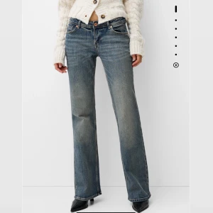 Bootcut jeans med låg midja  - Säljer dessa Bootcut jeans från bershka med lågmidja, de va för lång för mig tyvärr, hann ej returnera innan sista dagen, endast testade och har alla lappar kvar. Strl 38 men som 36 mer. Så Snygga  men som sagt för långa för mig som är kort 164cm. 
