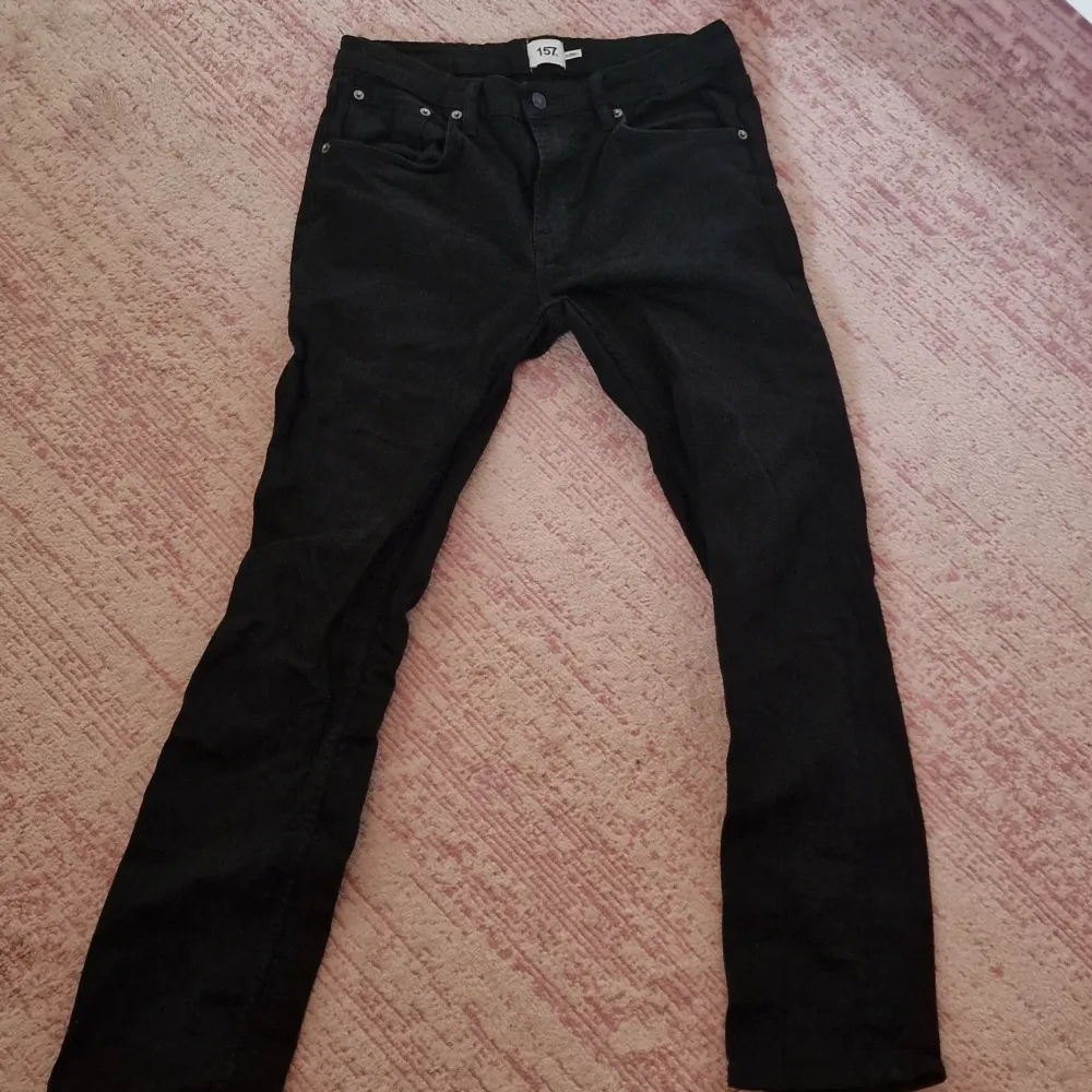 Säljer ett par svarta Levis jeans i bra skick. De har en klassisk femficksdesign och är perfekta för både vardag och fest. Passformen är normal och de är tillverkade i ett slitstarkt material som håller länge.. Jeans & Byxor.