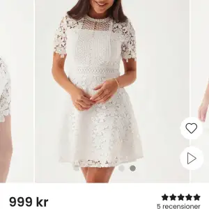 Superfin vit klänning i spets med korta ärmar och en elegant dragkedja i ryggen. Perfekt för sommarens fester eller studentfiranden. Den har en vacker blommig design. Använd en dag på min konfirmation, i nyskick! Köpt för 1000kr säljer för 700!