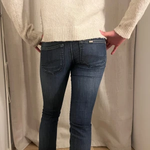 Super snygga lee jeans! - Säljer nu ett utav mina favorit plagg då jag rensar min garderob! Det är ett par mörkblåa jeans med uppklippning vid foten. De är i nyskick och passar perfekt till både utgång och till vardags!🥰 Priset kan diskuteras!