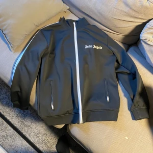Svart track jacket från Palm Angels - Palm angles hoodie. Storlek m men passar s med. Som ny