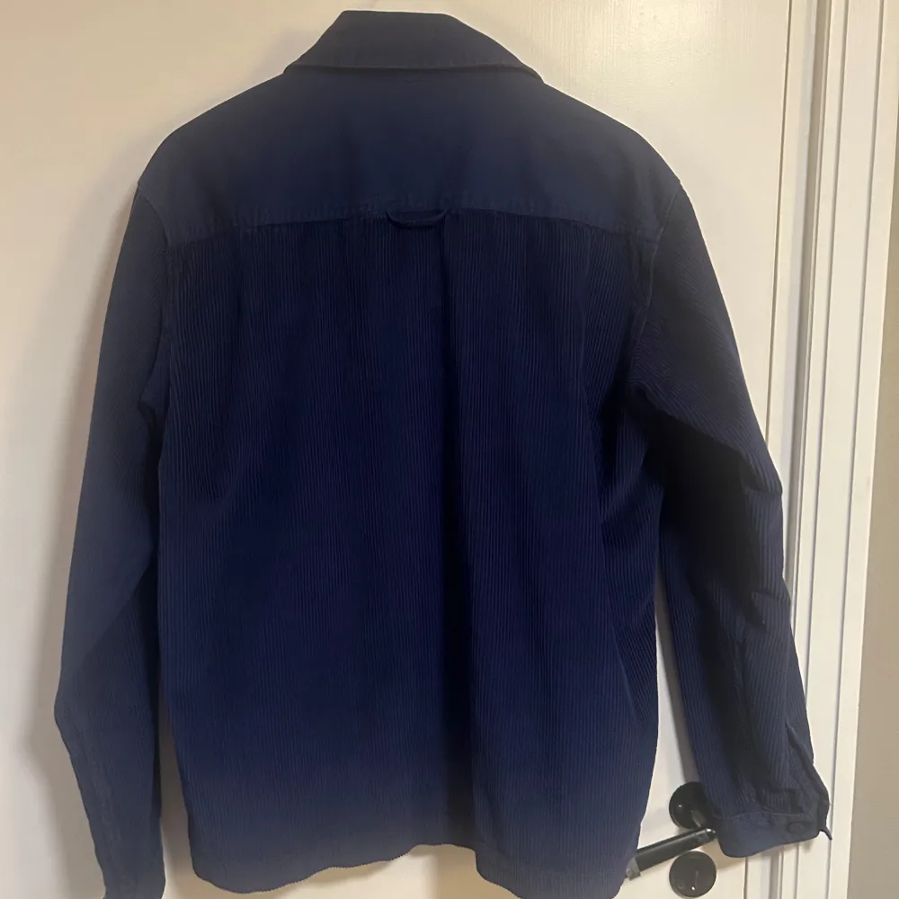 En jättesnygg overshirt i manchester från märket Rotation Garments, tror inte att den säljs längre men köpte den på Carlings för ca 1100kr. Jag rensade min garderob och hittade denna som ej används. Använd fåtal gånger med mycket bra vård. Kan mötas vart som runt Stockholm.. Jackor.