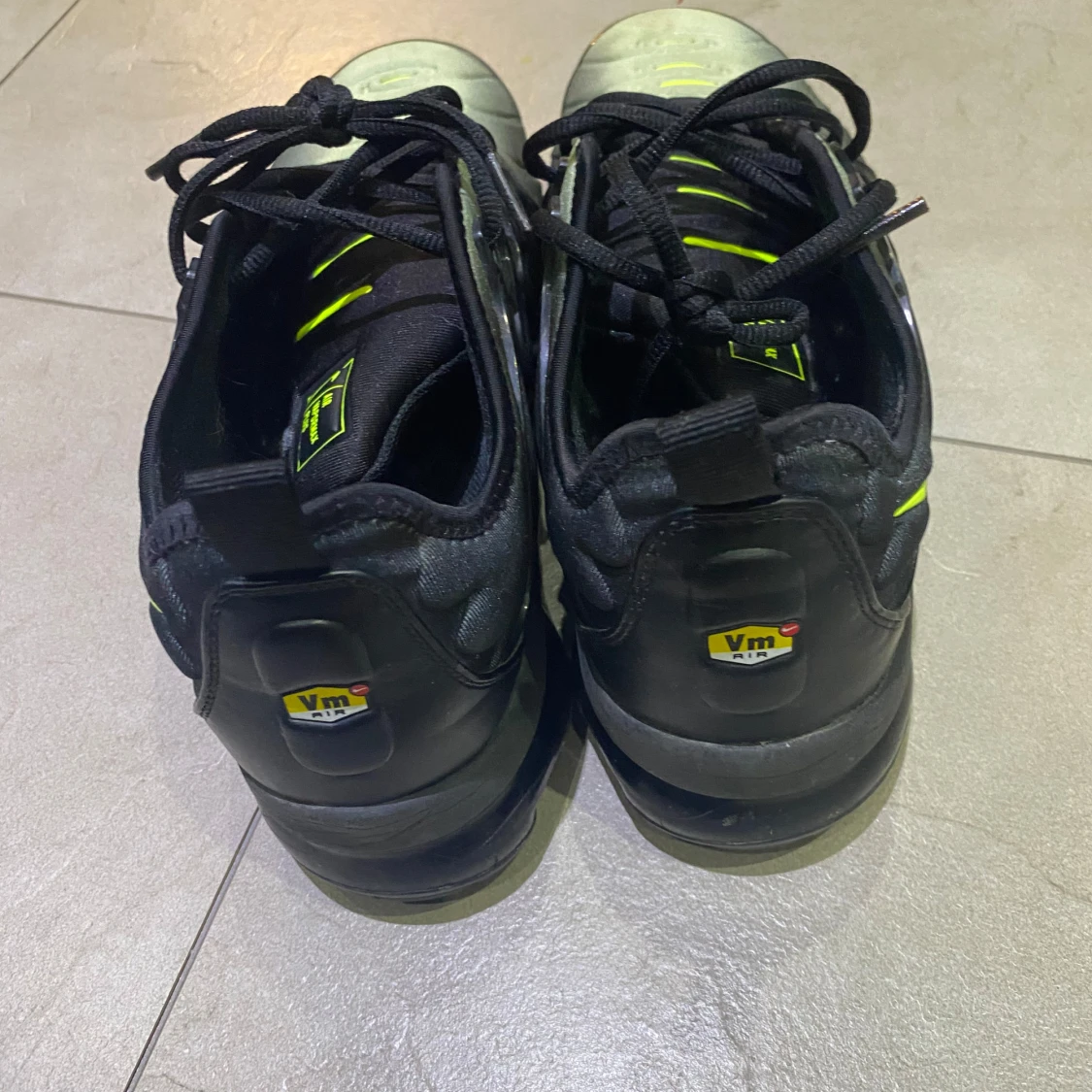 Nike Air Vapormax Plus i svart och grön - 91