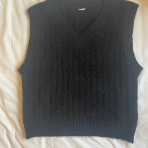 Svart stickad väst - Säljer en snygg svart stickad väst i mycket bra skick. Den har en v-ringad design och ribbade kanter som ger en stilren look. Perfekt för höst och vinter, och kan enkelt matchas med olika outfits. Den är i stl 158/164 fast funkar även som S! 💓💓