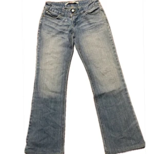 Lågmidjade bootcut only jeans  - Ljusblåa jeans från märket Only köpt i second hand butik  I strl 36 ca S Lågmidjade och flare/bootcut åtsittande passform  MÅTT Midja: 68  Höfter 94 Midja-gren: 18cm Ytterben:95cm Innerbenlängd: 75cm  