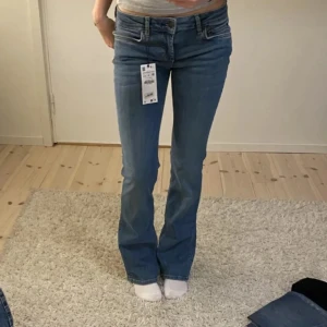 Lågmidjade jeans✨ - Säljer nu mina lågmidjade jeans från zara då de är förlånga på mig. De är i storlek 32/xs. Kom med prisförslag!( Lånade bilder)🩷