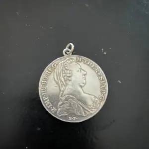 Ett “Marie-Thérèse Thaler”-hänge är en antik medaljong,  i silver, och kopplad till mynt präglade under kejsarinnan Maria Theresia av Österrike. Dessa mynt blev populära som smycken i Mellanöstern och Nordafrika .