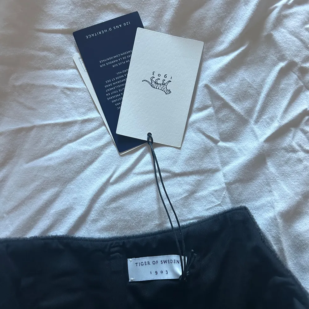 Supersnygg grå korsett från Tiger of Sweden i helt nytt skick! Aldrig använd och etiketten kvar💕Stilren design med inbygd korsett och figurnära passform, tillverkad i ett mjukt material. Öppen för prisförslag. Yläosat.