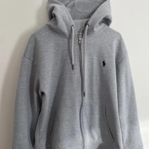 Ralph Lauren zip - Säljer denna feta klassiska Ralph Lauren tröjan med dragkedja. Använd fåtal gånger och är i mycket bra skick! Skriv vid funderingar