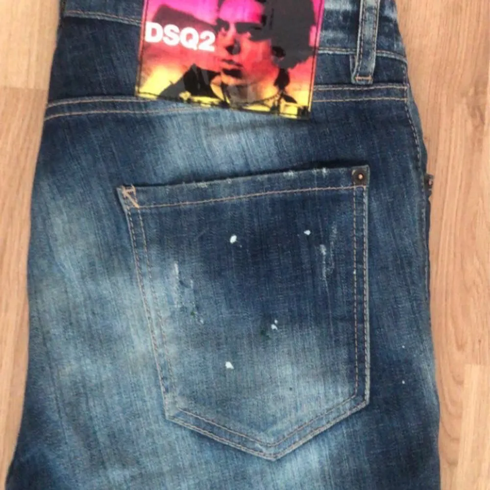 Säljer ett par snygga blå jeans från Dsquared2 med coola slitningar och en vintage look. De har en klassisk femficksdesign och är perfekta för en avslappnad stil. Passar både till vardags och fest. Skicka ett meddelande vid intresse! Pris kan också alltid diskuteras 💯🔥. Jeans & Byxor.