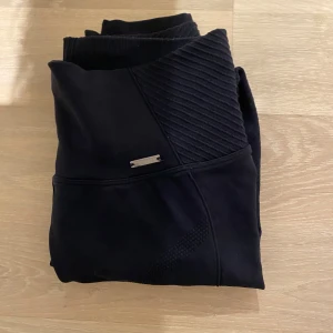 Aimn Tights - Jag säljer dessa svarta Aimn tights som jag tyvärr tycker är för korta för mig(174 cm). Dem är i bra skick men har ett litet hål på knät som knappt syns💕🏋️‍♀️