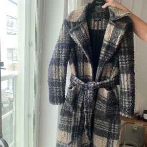 Kappa från Jascha - Säljer denna superfina kappan från Jascha i storlek Medium. Köptes i Mood gallerian för ca 2-3 år sedan när butiken fanns kvar och köptes då för ca 3000:- 