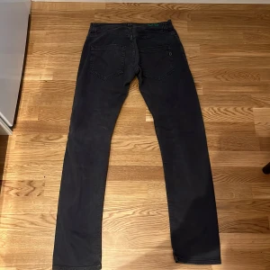 Svarta jeans från Dondup - Säljer ett par svarta jeans från Dondup i storlek 32. De är i bra skick och har en klassisk straight passform. Jeansen har knappar istället för dragkedja. Kom gärna me frågor🙌🙌✌️🔥