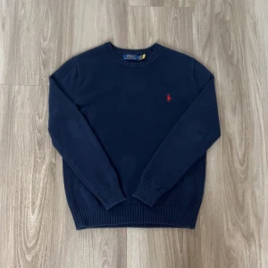 Mörkblå stickad tröja från Ralph Lauren - Säljer en snygg mörkblå stickad tröja från Ralph Lauren. Bra skick. Storlek S. Skriv vid frågor!