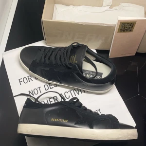 Golden Goose - Sprillans nya golden goose i strl. 43. Endast testade. Snygga, stilrena och perfekt nu till hösten. Vid snabb affär kan priset förhandlas.