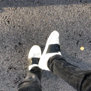 Valentino skor  - Dom är i bra skick, köpte dom för 3,5k helt nya. Jag har använt dom 15, 10 gånger och dom är tvär feta 