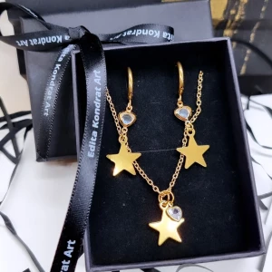 Guldstjärna smyckeset från Edita Kondrat Art - Snyggt smyckeset från Eldita Kondrat Art med guldstjärnor.✨Detta charmiga smycken är en perfekt julklapp till dig själv eller någon nära. Kedjelängd-22cm(44cm), örhängen-rostfritt stål, Längd-4,5cm