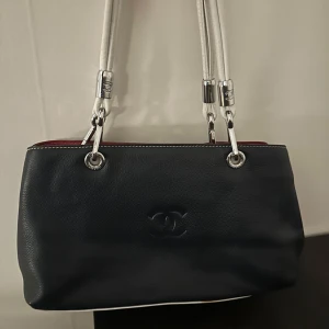 Väska - Bakgrund: jag köpte denna väska på Nordic Vintage i Gävle (secondhand/vintage butik). De kunde inte avgöra om väskan är äkta eller inte. De och jag tycker den luktar och ser äkta ut, riktigt rejäl. Men de fick tag på väskan genom ett dödsbo. Mer info